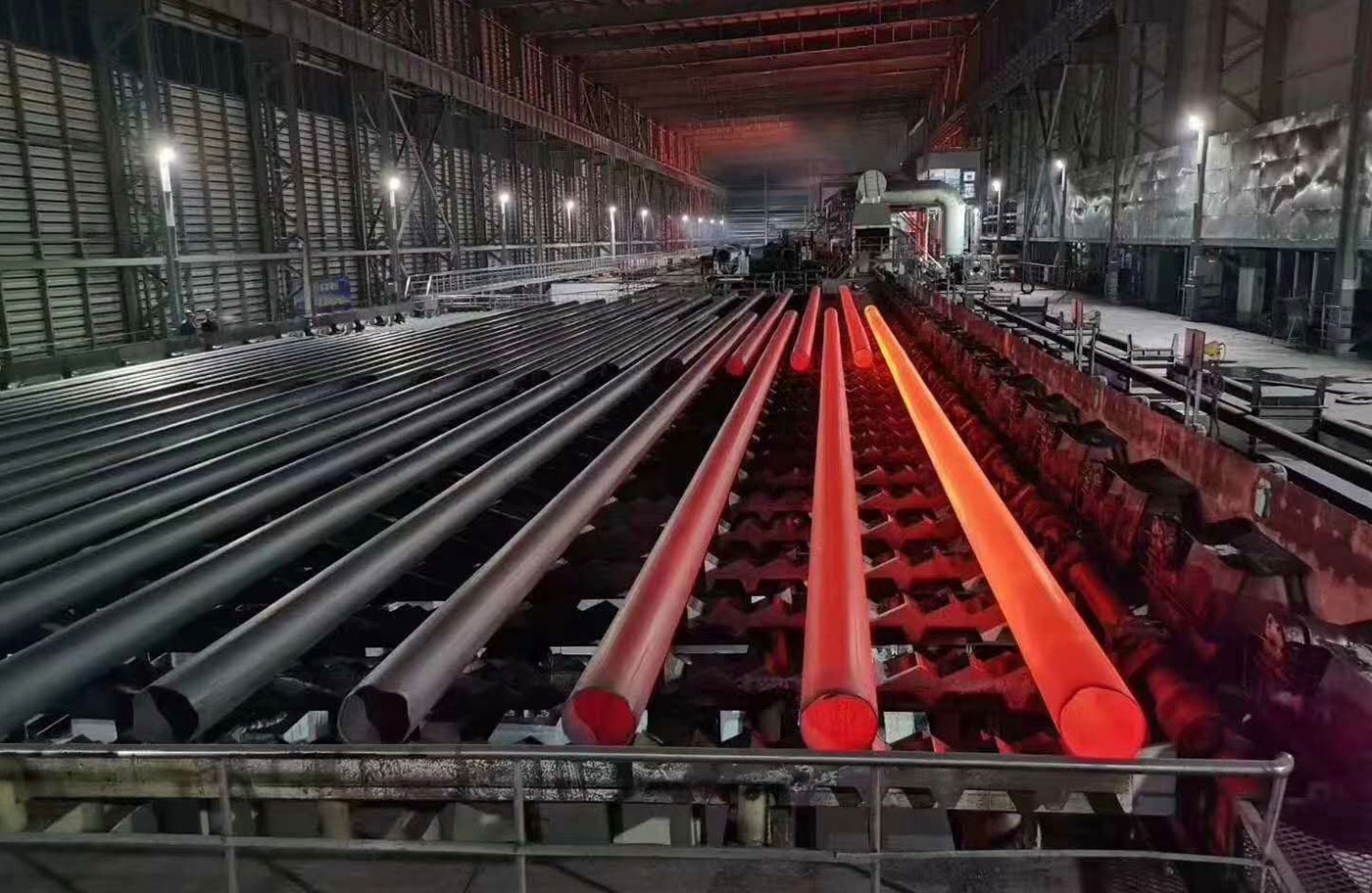 热轧无缝钢管还未冷却的红色
